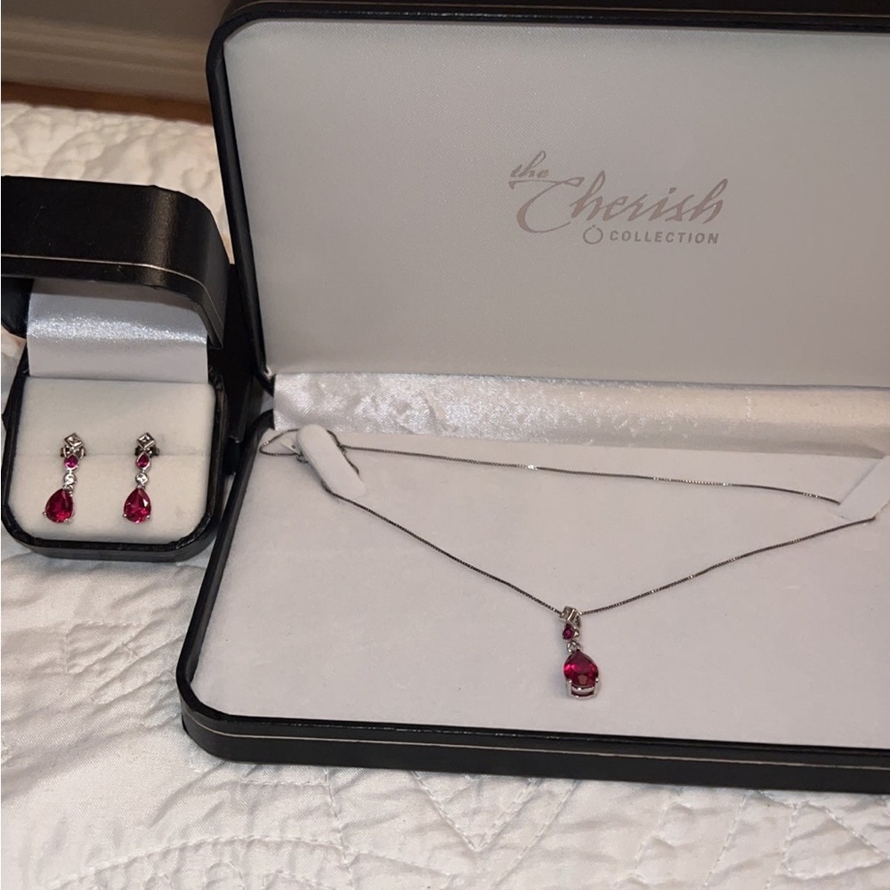 Necklace and earring set